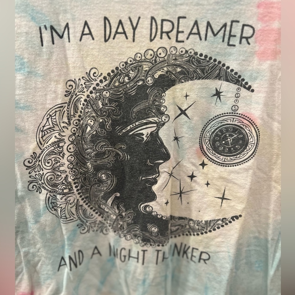 “I’m a day dreamer and a night thinker” t-shirt size small in GUC